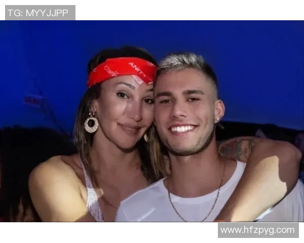 足球明星甜蜜瞬间大揭秘秀恩爱图片合集让你感受爱情的魅力与激情